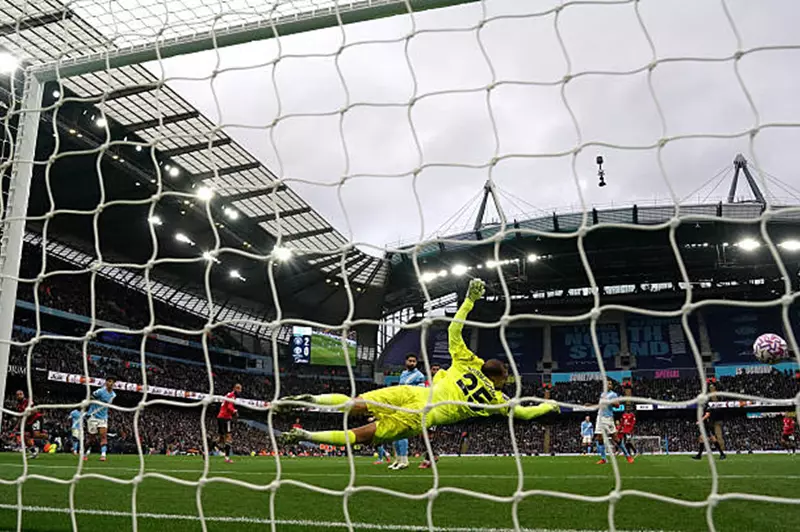 تصدي دوناروما لتسديدة مبيومو